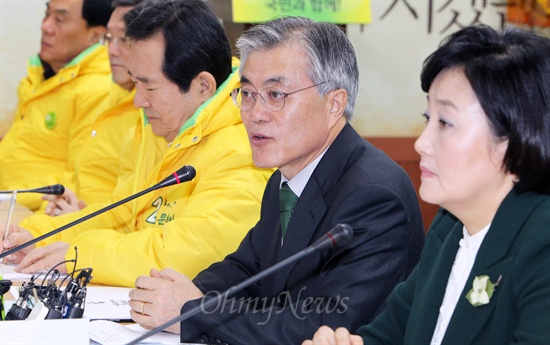 문재인 민주통합당 대선후보가 5일 오전 서울 영등포당사에서 열린 중앙선대위 본부장단 회의를 주재, 모두발언을 하고 있다. 