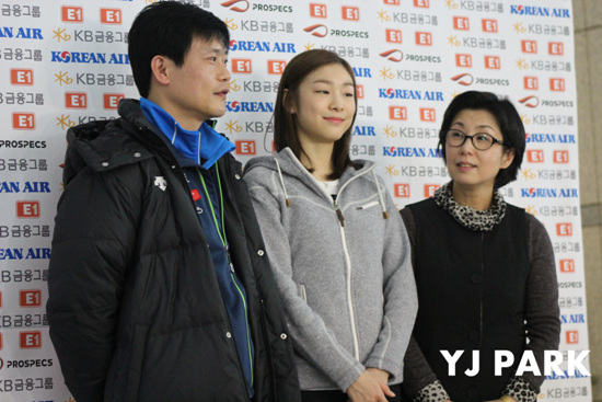  김연아와 코치 신혜숙(오른쪽), 류종현(왼쪽)이 5일 기자회견에서 포토타임을 갖고 있다 