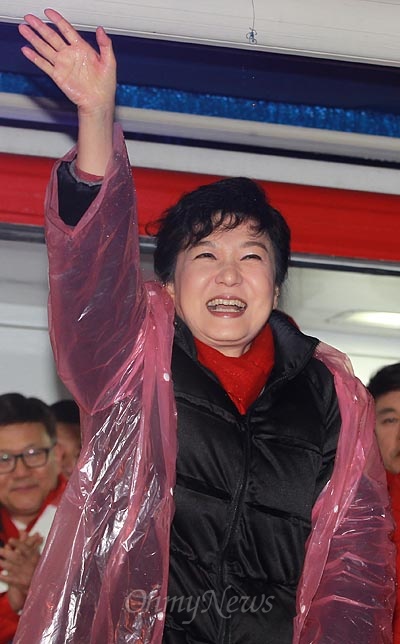 박근혜 새누리당 대선 후보가 지난 5일 오후 전남 광주 남광주시장 유세에서 상인과 시민들에게 손을 흔들며 인사하고 있다.