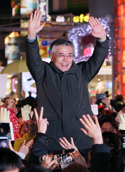 문재인 민주통합당 대선후보가 5일 저녁 서울 마포구 홍익대 인근 거리유세에서 환호하는 지지자들에게 손을 흔들어 화답하고 있다. 