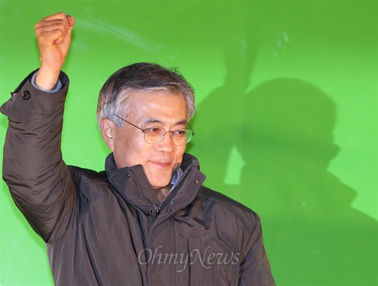 문재인 민주통합당 대선후보가 5일 저녁 서울 마포구 홍익대 인근 거리유세에서 지지자들의 환호에 손을 들어 화답하고 있다. 