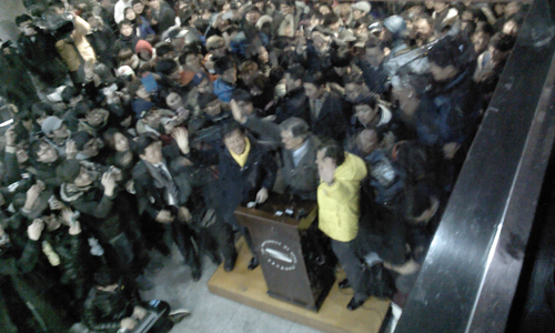 문재인 후보가 서울시립대 학생회관에서 환호하는 학생들에게 손들어 화답하고 있다.