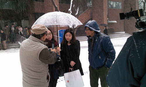 대선올레 오연호 오마이뉴스 대표기자와 서해성작가가 서울시립대 학생을 인터뷰하고 있다.