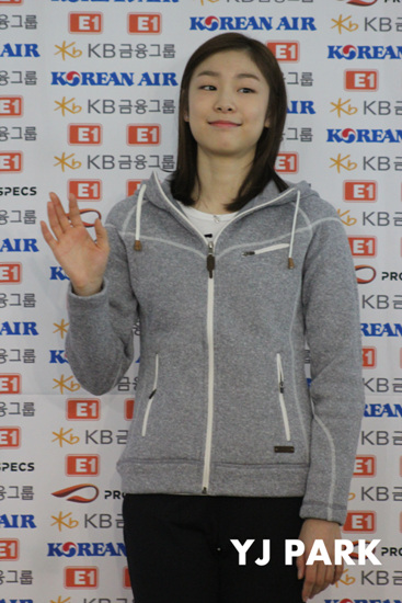  김연아가 독일 NRW 트로피 대회 참가를 위해 5일 출국했다 .