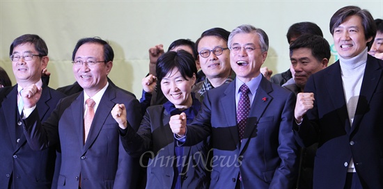  문재인 민주통합당 대선후보가 6일 오전 서울 효창동 백범기념관에서 열린 범야권 대선공조 체제 '국민연대' 출범식에 참석해 조국 서울대 교수, 정혜신 박사, 노회찬 진보정의당 의원, 안경환 서울대 교수 등 범야권 결집의 뜻을 같이 하는 참석자들과 함께 파이팅을 외치고 있다.