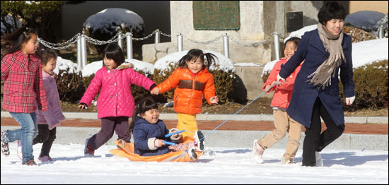  6일 경남 함양군 지곡면 지곡초등학교 운동장에서 선생님과 어린이들이 마대 포대를 이용해 썰매를 타며 즐거운 시간을 보내고 있다.
