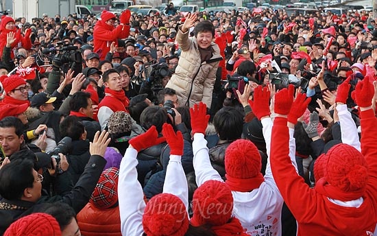 박근혜 새누리당 대선후보가 6일 오후 경기도 성남 중원구 모란시장 앞 사거리 유세에서 유권자들에게 지지를 호소하며 손을 흔들어 보이고 있다.