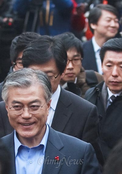 문재인 민주통합당 대선후보가 6일 오후 서울 중구 정동의 모 식당에서 안철수 무소속 전 대선후보와 회동을 마친 뒤 환한 표정으로 나서고 있다.