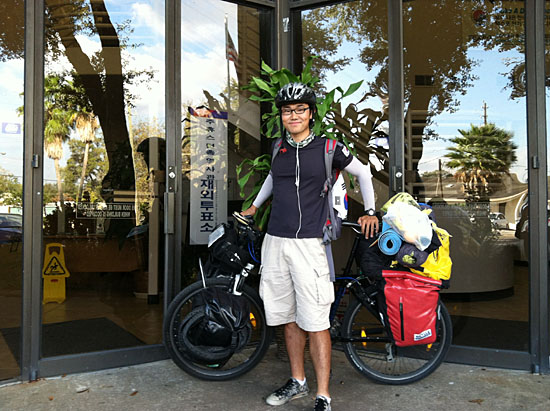 세계일주를 위한 자전거와 함께 포즈를 취한 김성원씨 (휴스턴 한인회관 앞)