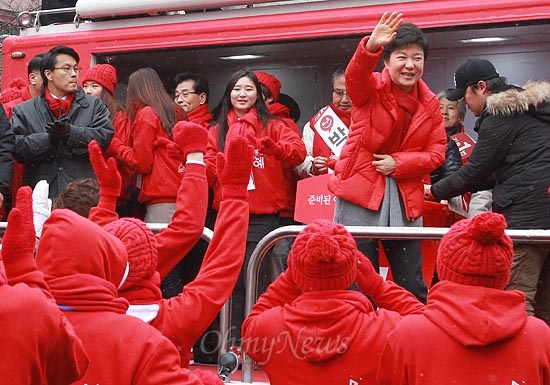  박근혜 새누리당 대선후보가 7일 오전 서울 송파구 마천시장 유세에서 유권자들에게 손을 흔들며 인사하고 있다.