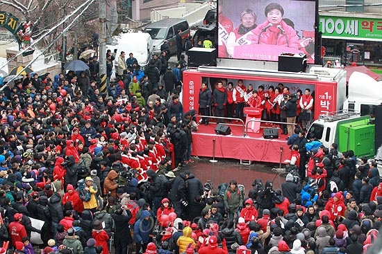  7일 오전 서울 송파구 마천시장에서 열린 박근혜 새누리당 대선후보 유세에 수많은 상인과 시민들이 모여 박 후보의 연설을 지켜보고 있다.