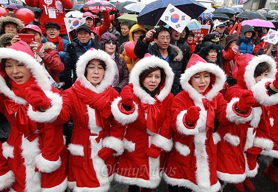  7일 오전 서울 송파구 마천시장에서 열린 박근혜 새누리당 대선후보 유세에서 산타 복장을 한 지지자들이 박 후보를 연호하고 있다.