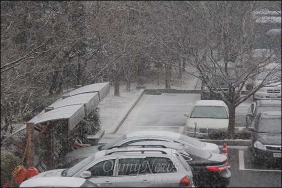 7일 경남지역에 눈이 내려 일부 도로에서 교통통제가 되기도 했다. 사진은 경남도의회 주차장 모습.