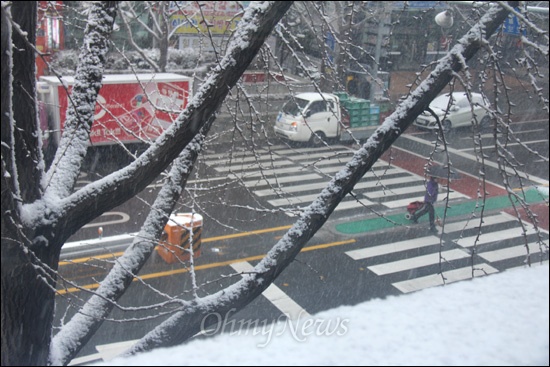 7일 경남지역에 눈이 내려 일부 도로에서 차량 통행이 통제되기도 했다. 사진은 창원의 한 도로에 눈이 내리는 모습.