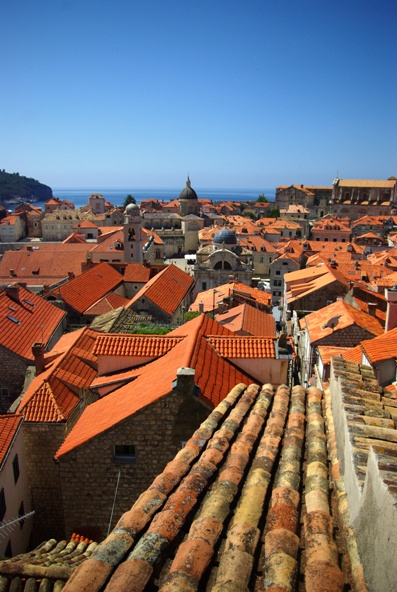 아드리아해에 접한 크로아티아의 항구도시 두브로브니크. 푸른 하늘, 푸른 바다, 붉은 지붕의 집들.