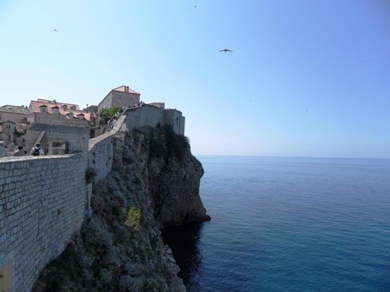 두브로브니크의 고성. 깎아지른 절벽에 세워졌다. 바다 건너편은 이탈리아의 나폴리나 바리 쯤일까?