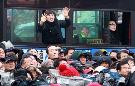 7일 오후 서울 동대문구 경동시장 박근혜 새누리당 대선후보 유세에서 한 시민이 달리는 버스 창문 밖으로 몸을 내밀어 박 후보를 연호하고 있다.
