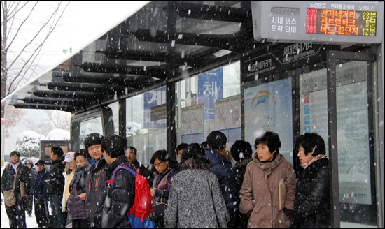 시내버스를 기다리는 대전시민들 