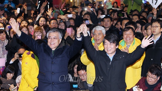  문재인 민주통합당 후보와 안철수 전 후보가 7일 오후 부산 서면 롯데백화점 지하상가 분수대 앞에서 손잡고 첫 공동유세를 펼치고 있다.