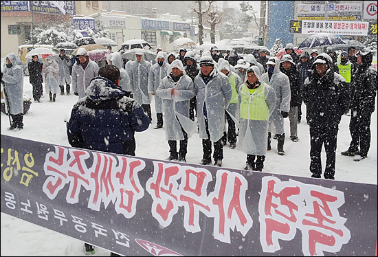 7일 오전 충북 음성군청 정문에서 전국공무원노조 해직 공무원과 충북본부 조합원 70여명이 폭력사무관을 감싸는 음성군수 규탄 집회를 갖고 있다.