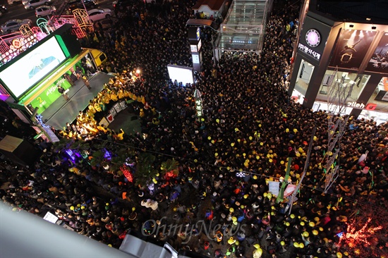 문재인 민주통합당 후보가 7일 오후 부산 광복동 남포역 광장에서 유세를 펼치자 수많은 인파가 몰려 거리를 가득 메우고 있다.