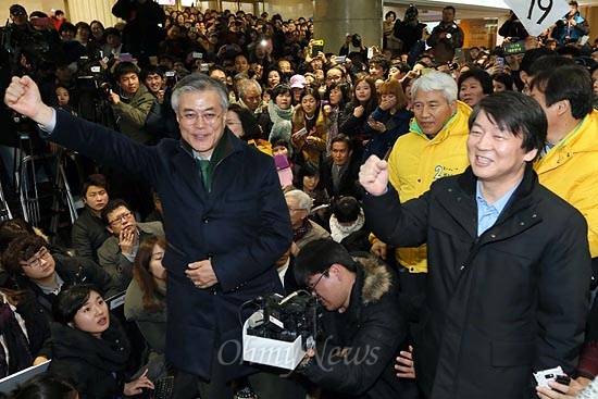 문재인 민주통합당 대선후보와 안철수 전 무소속 대선후보가 지난 7일 오후 부산 서면 롯데백화점 지하상가 분수대 앞에서 함께 화이팅을 외치고 있다.