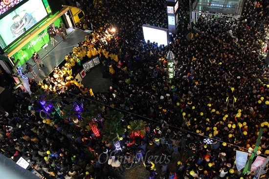 문재인 민주통합당 후보가 지난 7일 오후 부산 광복동 남포역 광장에서 유세를 펼치자 수많은 인파가 몰려 거리를 가득 메우고 있다.
