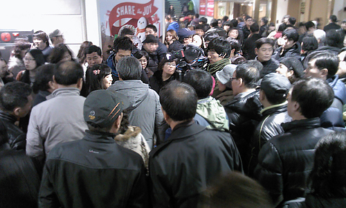 부산 서면 롯데백화점 지하 입구 앞 대선올레 촬영팀이 시민에 둘러싸여 있다.

