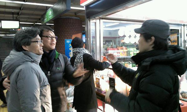 지하철 부산역에서 만난 한 시민이 오연호 기자와 사진을 찍고 있다.

