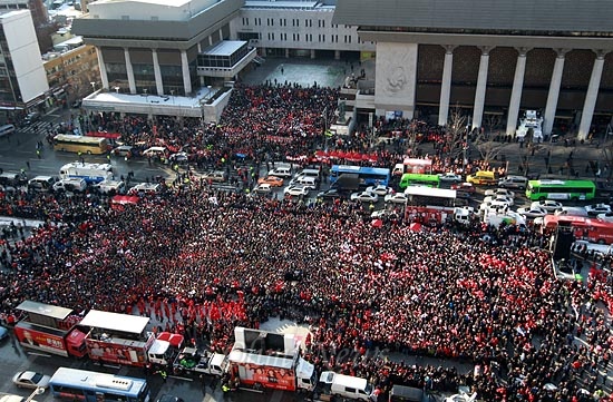 박근혜 새누리당 대선후보의 서울지역 집중유세가 8일 오후 서울 광화문광장에서 수만명의 지지자들이 참석한 가운데 열리고 있다.