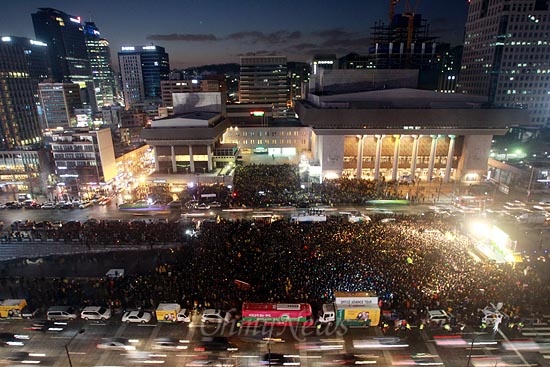 문재인 민주통합당 대선후보의 서울지역 집중유세가 8일 오후 서울 광화문광장에서 수만명의 지지자들이 참석한 가운데 열리고 있다.