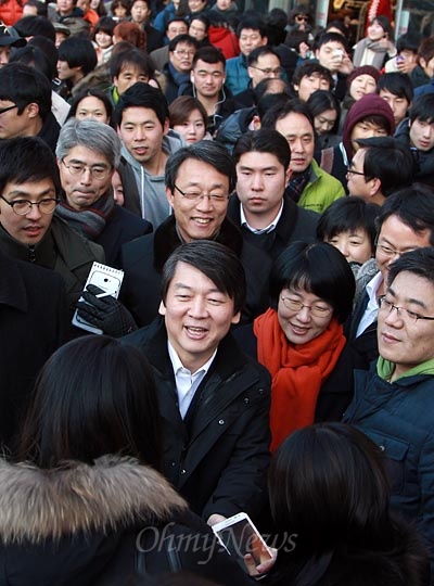 안철수 전 무소속 대선후보가 박선숙·김성식 전 공동선대본부장과 함께 8일 오후 서울 대학로 마로니에공원에서 문재인 민주통합당 대선후보 지원과 투표참여 활동을 벌이며 시민들과 인사를 나누고 있다.