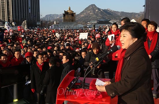 새누리당 박근혜 대선후보가 8일 오후 서울 광화문광장에서 열린 서울지역 대규모 합동유세에서 연설을 하고 있다.