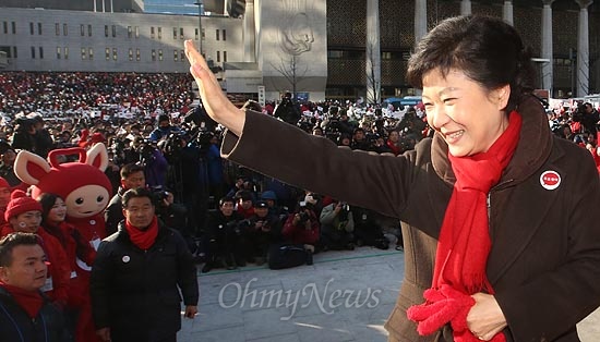 새누리당 박근혜 대선후보가 8일 오후 서울 광화문광장에서 열린 서울지역 대규모 합동유세에서 지지자들에게 손을 흔들며 인사하고 있다. 