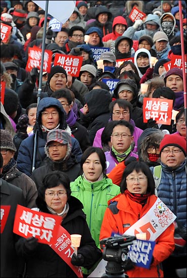  '정리해고 비정규직 철폐, 한중FTA 저지, 민중생존권 쟁취 민중대회'에 참석한 무소속의 김소연 대선 후보, 김순자 대선 후보가 참가자들과 함께  '정권교체' 구호를 외치고 있다.