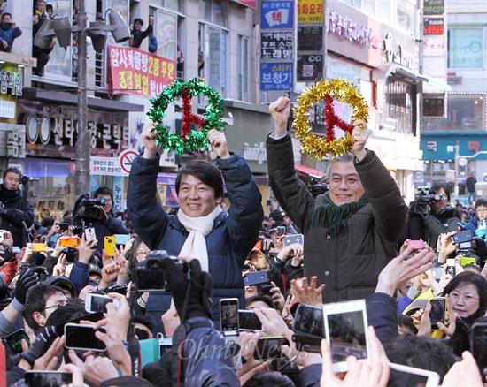   안철수 전 후보가 문재인 민주통합당 후보와 함께 9일 오후 경기도 군포시 산본역 인근에서 '아름다운 동행' 유세를 펼치고 있다. 문 후보와 안 전 후보가 환호하는 지지자들에게 19일 대선 투표참여를 독려하고 있다.