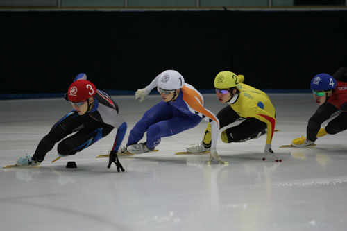  이효빈(빨)이 쇼트트랙 전국남녀 주니어선수권에서 종합우승을 차지했다.
