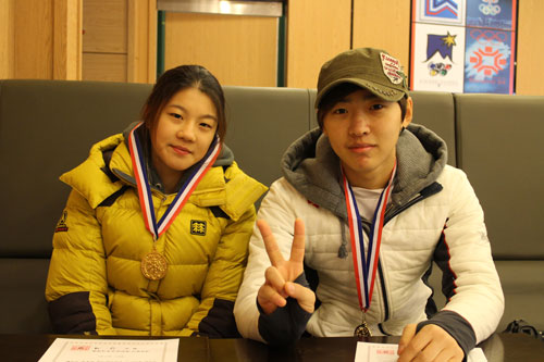  공상정(왼)과 이효빈(오른)이 2012 전국남녀 주니어 선수권대회에서 종합우승을 차지했다.
