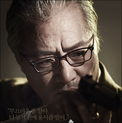 영화 <26년>에서 시민을 학살한 계엄군 김갑세(이경영분). 