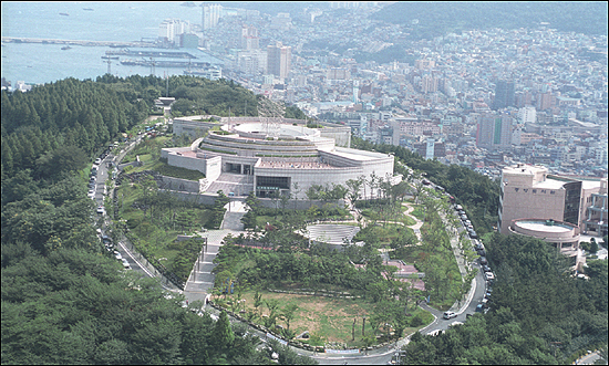  부산 영주동에 자리잡은 부산민주공원. 부산 민주화 운동의 상징적 공간으로 부산민주항쟁기념사업회가 부산시로부터 수탁·운영하고 있다. 