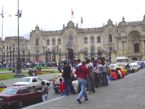 페루 리마의 택시는 미터기가 없고, 아무 택시나 영업을 한다. 리마에서는 'TEXI'라고 캡이 달린 택시를 타야 그나마 조금 안전하다. (사진은 리마 아르마스 광장으로 오는 택시들)
