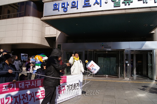  대구환경운동연합을 비롯한 시민단체들은 10일 오전 대구시청 앞에서 기자회견을 갖고 낙동강 취수원에 자전거길을 만드는데 대해 비난하고 강물에 쥐약(독극물)을 던지는 퍼포먼스를 하고 있다.