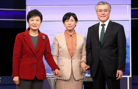 좌측부터 박근혜·이정희·문재인 후보. 지난 10일 세 후보가 2차 TV토론에 앞서 포즈를 취하고 있다(자료사진)