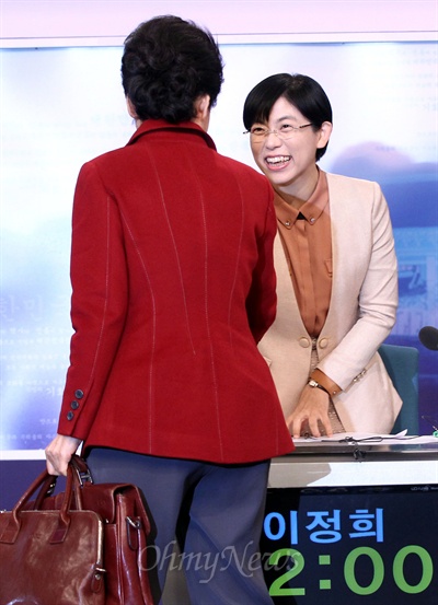 지난 2012년 12월 10일 열린 제18대 대통령선거 2차 TV토론 당시 박근혜 새누리당 대선후보와 이정희 통합진보당 대선후보가 악수하고 있는 모습.
