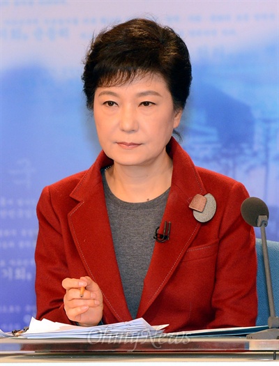 박근혜 새누리당 대선후보가 10일 오후 서울 여의도 KBS에서 열린 제18대 대선후보 2차 TV토론에 참여하고 있다. 