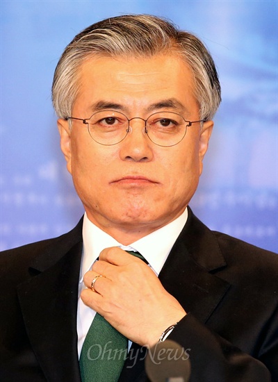 문재인 민주통합당 대선후보가 10일 오후 서울 여의도 KBS에서 열린 제18대 대선후보 2차 TV토론에 참여하고 있다. 