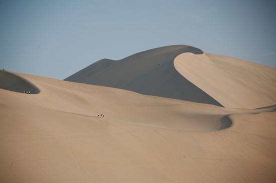 명사산, 사막이 이렇게 멋있을 수 있을까. 자연의 신비스런 아름다움이다.