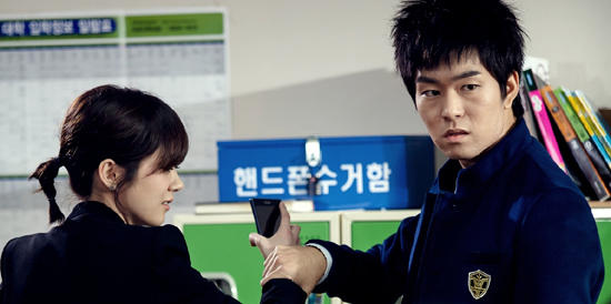  배우 곽정욱(23)은 KBS 2TV 월화드라마 <학교 2013>에서 승리고등학교 2학년 2반의 일진짱 오정호 역을 연기하고 있다.  