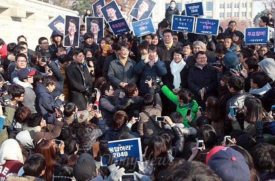 안철수 전 무소속 대선 예비후보가 지난 11일 오전 서울 성북구 고려대학교 번개 모임에서 확성기를 쓰지 않고 육성으로 문재인 민주통합당 대선후보 지원과 투표참여를 독려하자, 학생들이 함께 인간 마이크 '소리통'으로 안 후보의 육성을 복창해 전달하고 있다.