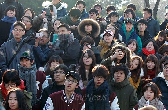 11일 오전 서울 성북구 고려대학교에서 열린 안철수 전 무소속 대선 예비후보 번개 모임에서 학생들이 안 후보의 연설을 경청하고 있다.